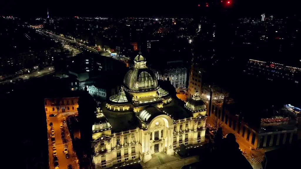 Palatul CEC din București, iluminat noaptea, văzut de sus